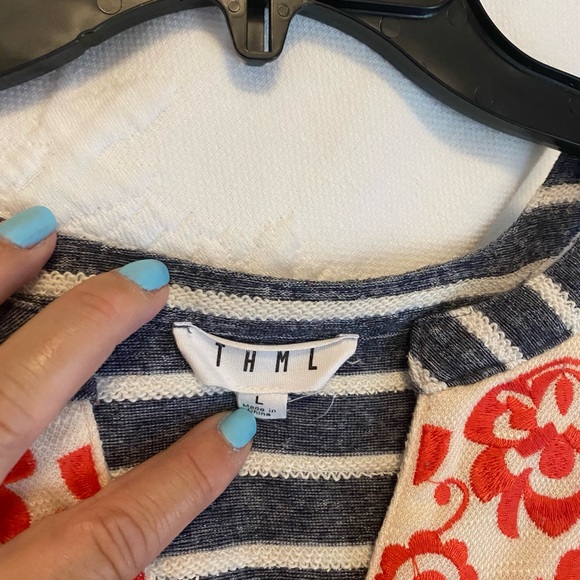 Gorgeous sleeveless top- perfect for the boat or a barbecue. This top has it all - Picture 3 of 4